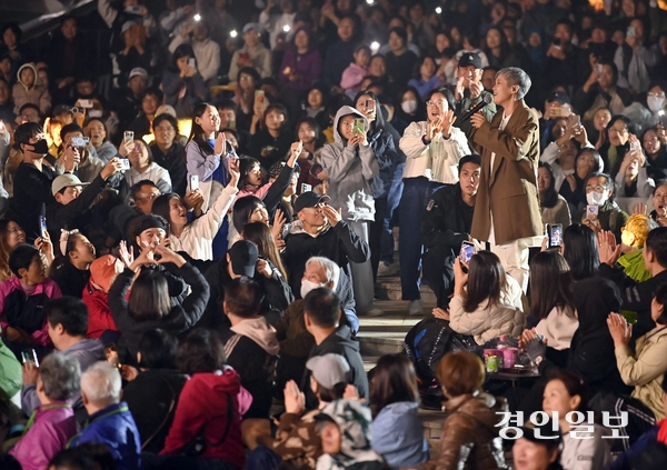 지난 18일 정서진 원 아일랜드(One Island) 뮤직 피크닉이 열린 인천시 서구 청라호수공원 플라워아일랜드 야외 공연장에서 이은미 가수가  관객들과 같이 호흡하며  노래를 부르고  있다. 2025.10.18 /김용국기자 yong@kyeongin.com