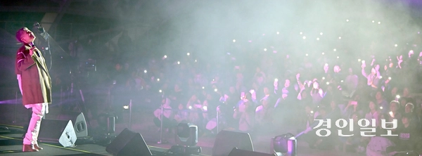 지난 18일 정서진 원 아일랜드(One Island) 뮤직 피크닉이 열린 인천시 서구 청라호수공원 플라워아일랜드 야외 공연장에서 이은미 가수가 호소력 깊은 음색으로 노래를 부르고  있다. 2025.10.18 /김용국기자 yong@kyeongin.com