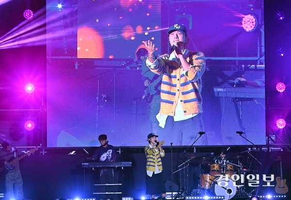 지난 18일 정서진 원 아일랜드(One Island) 뮤직 피크닉이 열린 인천시 서구 청라호수공원 플라워아일랜드 야외 공연장에서 서도밴드가 흥겨운  공연을 하고  있다. 2025.10.18 /김용국기자 yong@kyeongin.com