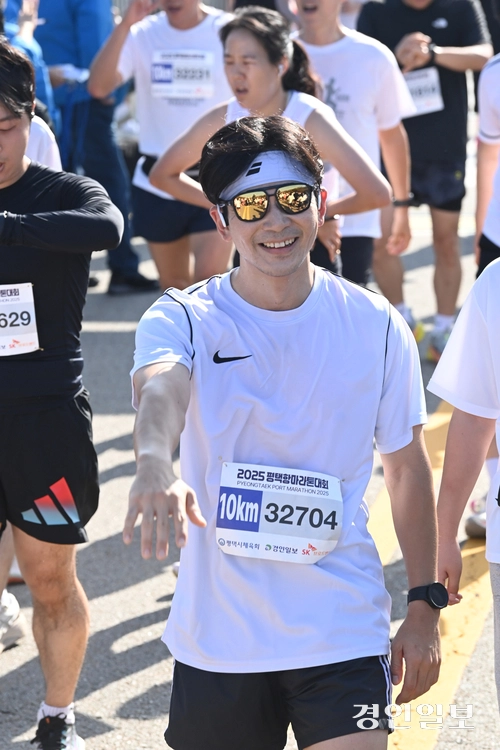 19일 오전  평택당진항자유무역지역 일원에서 ‘2025 평택항 마라톤대회’가 진행되고 있다. 2025.10.19 /최은성기자 ces7198@kyeongin.com
