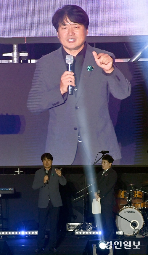 지난 18일 강범석 인천서구청장이 정서진 원 아일랜드(One Island) 뮤직 피크닉이 열린 인천시 서구 청라호수공원 플라워아일랜드 야외 공연장에서 인사말을 하고  있다. 2025.10.18 /김용국기자 yong@kyeongin.com