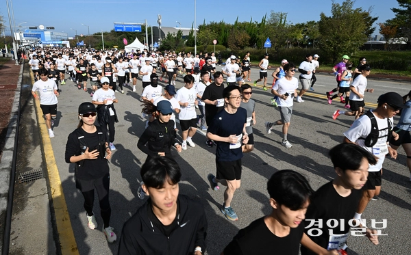 19일 오전  평택당진항자유무역지역 일원에서 ‘2025 평택항 마라톤대회’가 진행되고 있다. 2025.10.19 /최은성기자 ces7198@kyeongin.com