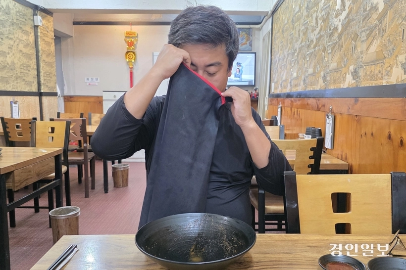 오늘도 완뽕. 비장하게 앞치마를 벗어던지려 했으나 잘 빠지지 않고 있다. /황성규기자 homerun@kyeongin.com