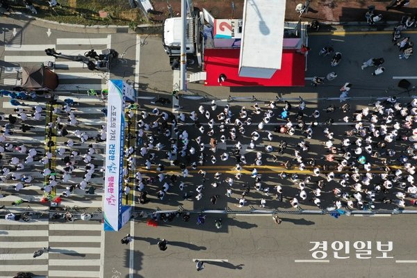 19일 오전 평택당진항자유무역지역 일원에서 ‘2025 평택항 마라톤대회’가 진행되고 있다. 2025.10.19 /조재현기자 jhc@kyeongin.com