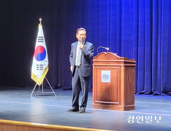 정청래 더불어민주당 당대표가 18일 인천 계양문화회관에서 ‘이재명 정부와 민주당의 미래 비전’을 주제로 강연하고 있다. 2025.10.18 /한달수기자 dal@kyeongin.com