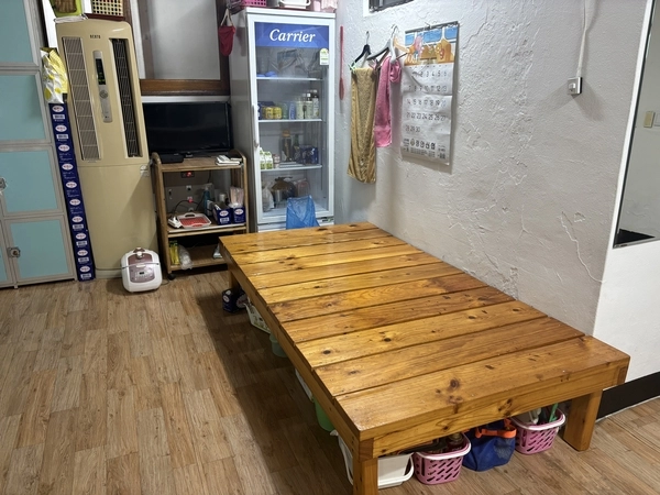 무등탕 여탕 안에는 나무 평상과 냉장고, 밥솥 등이 놓여 있다. /신현정기자 god@kyeongin.com