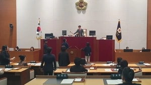 성남시의회 장기 공백 의장 선출 놓고 욕설·고성에 반쪽 ‘파행’