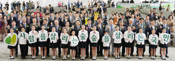 ‘2025 대한민국 산림박람회’가 지난 18일 광주시 곤지암도자공원에서 ‘사람을 살리는 숲, 숲을 살리는 국민’을 주제로 개막했다. 이번 박람회는 경기도와 광주시, 산림청이 협력해 산림의 다양한 가치를 소개하는 프로그램들이 진행되며 첫날 수만명의 관람객이 몰렸다. 21일까지 산림 보호의 중요성과 숲의 생명력을 체험할 수 있는 다양한 기회가 제공된다. /광주시 제공