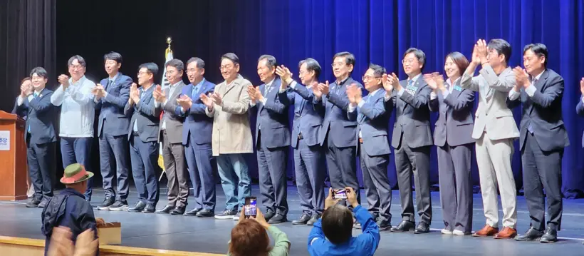 정청래 더불어민주당 당대표와 인천 지역구 국회의원·지역위원장 등이 단상에 올라 인천지역 당원들을 향해 인사하고 있다. 2025.10.18 /한달수기자 dal@kyeongin.com