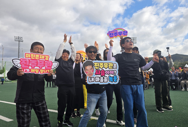 19일 양주시 백석생활체육공원에서 열린 ‘제23회 양주시민의 날 기념식 및 시민화합 체육대회’에서 최근 양주시청 공식 유튜버로 활약하며 ‘충주맨’에 버금가는 인기를 누리고 있는 홍보정책팀 정겨운 주무관(10월10일자 13면 보도)이 무대에 등장하자 홍보담당관 직원들이 환호를 보내고 있다. ‘진주무관’이란 별칭을 얻고 있는 정 주무관은 이날도 ‘연예인급’ 관심을 받으며 흥과 끼가 넘치는 퍼포먼스로 행사의 감초역할을 톡톡히 했다. 2025.10.19 /양주/최재훈기자 cjh@kyeongin.com