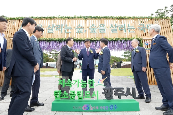 ‘2025 대한민국 산림박람회’가 지난 18일 광주시 곤지암도자공원에서 ‘사람을 살리는 숲, 숲을 살리는 국민’을 주제로 개막했다. 이번 박람회는 경기도와 광주시, 산림청이 협력해 산림의 다양한 가치를 소개하는 프로그램들이 진행되며 첫날 수만명의 관람객이 몰렸다. 21일까지 산림 보호의 중요성과 숲의 생명력을 체험할 수 있는 다양한 기회가 제공된다. /광주시 제공