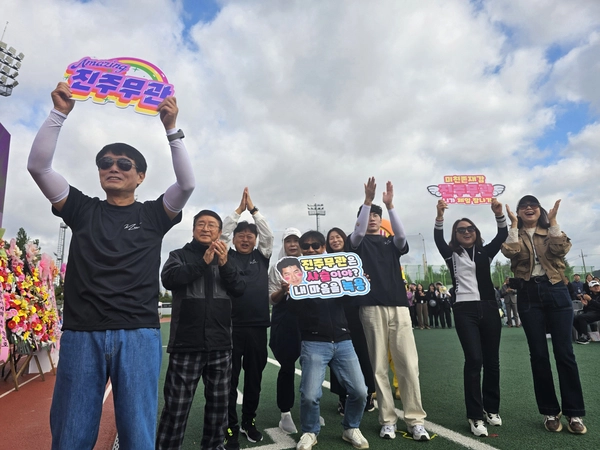 19일 양주시 백석생활체육공원에서 열린 ‘제23회 양주시민의 날 기념식 및 시민화합 체육대회’에서 최근 양주시청 공식 유튜버로 활약하며 ‘충주맨’에 버금가는 인기를 누리고 있는 홍보정책팀 정겨운 주무관(10월10일자 13면 보도)이 무대에 등장하자 홍보담당관 직원들이 환호를 보내고 있다. ‘진주무관’이란 별칭을 얻고 있는 정 주무관은 이날도 ‘연예인급’ 관심을 받으며 흥과 끼가 넘치는 퍼포먼스로 행사의 감초역할을 톡톡히 했다. 2025.10.19 /양주/최재훈기자 cjh@kyeongin.com