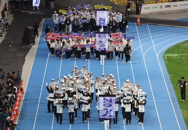 17일 오후 부산 연제구 부산아시아드주경기장에서 열린 ‘제106회 전국체육대회’ 개회식에서 각 지역 선수단이 입장하고 있다. 2025.10.17  /연합뉴스