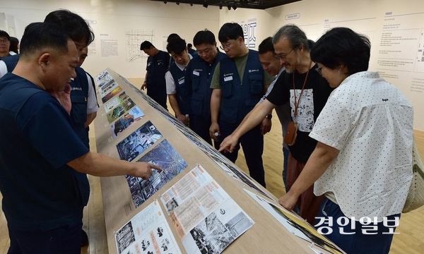 부평 자동차공장 아카이빙 전시회 ‘모터타임즈’는 국내 최초 현대식 완성차 생산공장인 한국지엠 부평2공장의 과거를 돌아보면서 현재를 마주하고, 새 미래를 찾아보자는 취지로 기획됐다. 26일 오후 부평아트센터에서 시작된 전시회장을 찾은 시민들이 부평2공장 관련 기록을 관람하고 있다. 2025.9.26 /조재현기자 jhc@kyeongin.com