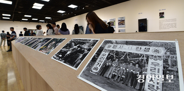부평 자동차공장 아카이빙 전시회 ‘모터타임즈’는 국내 최초 현대식 완성차 생산공장인 한국지엠 부평2공장의 과거를 돌아보면서 현재를 마주하고, 새 미래를 찾아보자는 취지로 기획됐다. 26일 오후 부평아트센터에서 시작된 전시회장을 찾은 시민들이 부평2공장 관련 기록을 관람하고 있다. 2025.9.26 /조재현기자 jhc@kyeongin.com