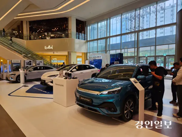 17일 스타필드 수원 1층 그랜드 아트리움에서 열린 ‘BYD 테크 라운지’ 팝업 행사에 시민들이 관심을 보이고 있다.2025.10.17 /김지원기자 zone@kyeongin.com