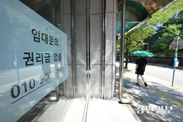 기업 중심의 고용 안정세가 이어졌지만 자영업 위축으로 인한 전체 고용 하락세를 상쇄하진 못했다. 사진은 수원 시내 한 건물에 임대 문의를 알리는 안내문의 모습. /경인일보DB