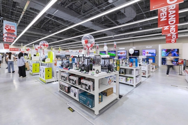 KCC글라스가 인테리어 대형매장인 ‘홈씨씨 인천점·수원점’에 롯데하이마트를 오픈했다. /KCC글라스 제공