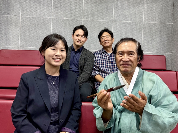 ‘기산, 시간을 그리다’ 제작·출연진. 윗줄 왼쪽부터 전승우 연출, 김호석 예술감독, 유인석 배우(김준근 역), 신희숙 잔치마당 기획팀장. 2025.10.16 /박경호기자 pkhh@kyeongin.com