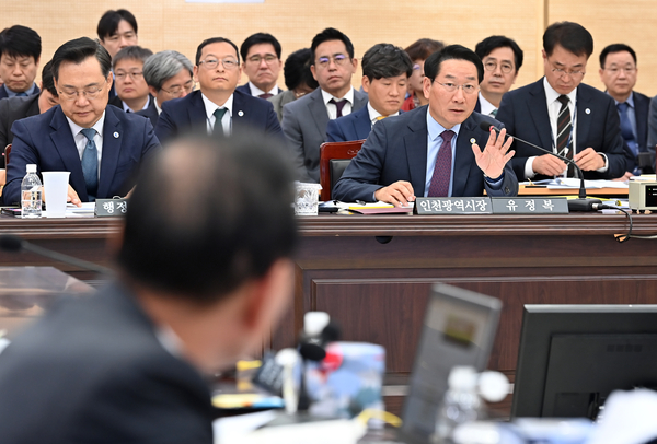 [인천시 국감] <b>선거법 위반</b> 공세… <b>유정복</b> 인천시장, 말 아꼈다