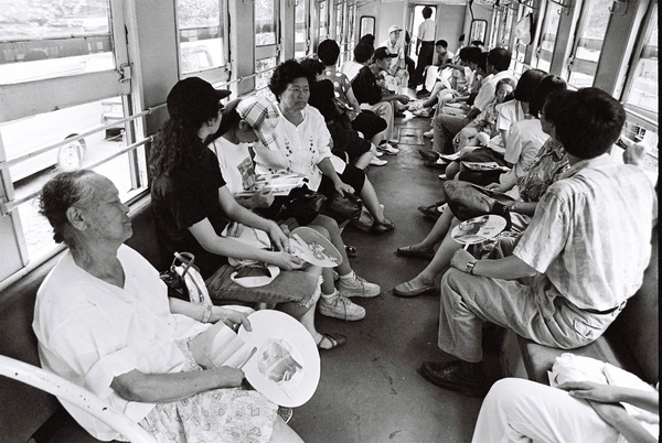 1994년8월21일 수인선 협궤열차 안 승객들. 1937년 일제가 수탈한 쌀을 반출하기 위해 개통된 뒤 반세기 넘도록 인천 송도와 수원을 오간 ‘꼬마열차’는 1995년의 마지막 날, 운행을 멈추었다. /경인일보DB