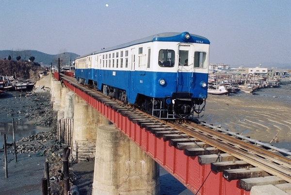 1937년 운행을 시작, 수원과 인천을 이었던 52.8㎞의 수인선 협궤열차. 1994년 3월 4일 소래철교를 지나고 있는 수인선 협궤열차. /경인일보DB