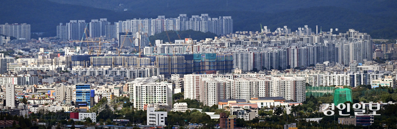 경기도 부동산 거래세가 급감할 것으로 예상되면서 경기도 곳간이 흔들릴 것이란 전망이 나오고 있다. 수원시 일대 아파트 단지 모습. 2025.10.15 /임열수기자 pplys@kyeongin.com