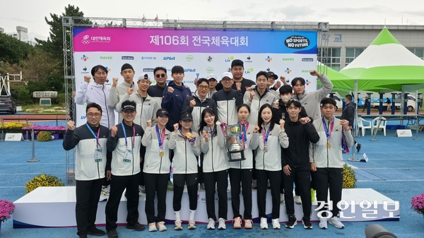 경기도 근대5종 선수단이 21일 근대5종 종목 우승 4연패를 달성하고 기념촬영을 하고 있다. 2025.10.21 /이영선기자 zero@kyeongin.com