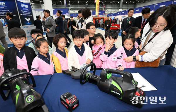 21일 오전 수원시 권선구 수원메쎄에서 열린 ‘2025 경기도 소방 산업 페스티벌’에서 어린이들이 신기술 소방장비를 살펴보고 있다. 2025.10.21 /임열수기자 pplys@kyeongin.com