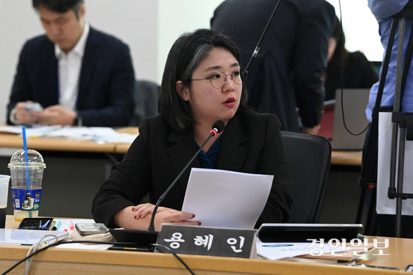 21일 수원시 영통구 경기도청에서 열린 국회 행정안전위원회의 경기도청 국정감사가 열렸다. 사진은 질의하고 있는 국회 행정안전위원회 소속 기본소득당 용혜인 국회의원. 2025.10.21 /최은성기자 ces7198@kyeongin.com