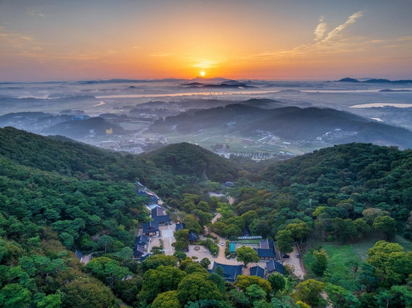 제2회 삼랑성 역사문화 사진 공모전 금상 정백호의 ‘전등사의 아침’. /전등사 제공