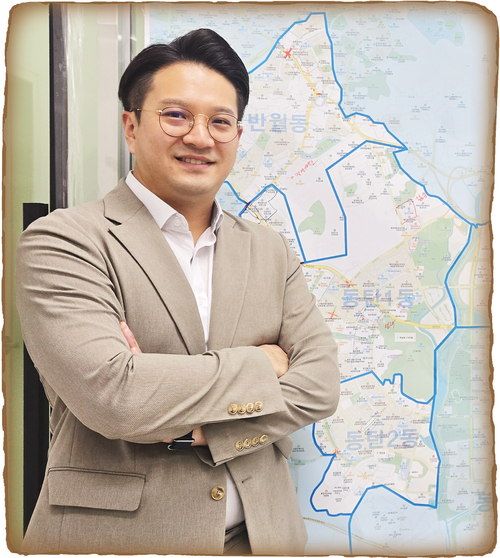 전용기 더불어민주당 국회의원은 정치 행보 전에도, 이후에도 대의 민주주의, 집단지성의 힘을 믿어왔다. “좋은 일이든, 나쁜 일이든 함께 고민하고 문제를 해결해 나가는 게 결국 정치인이 추구해야 할 일”이라는 전 의원이 자신의 지역구를 소개한 후 포즈를 취하고 있다.