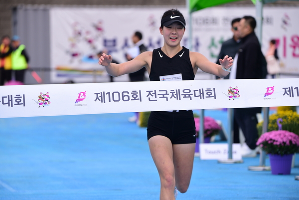 경기체고가 제106회 전국체육대회 근대5종 경기에서 여자 18세 이하부 계주(4종)에서 1위로 결승선을 통과하고 있다. /경기체고 제공