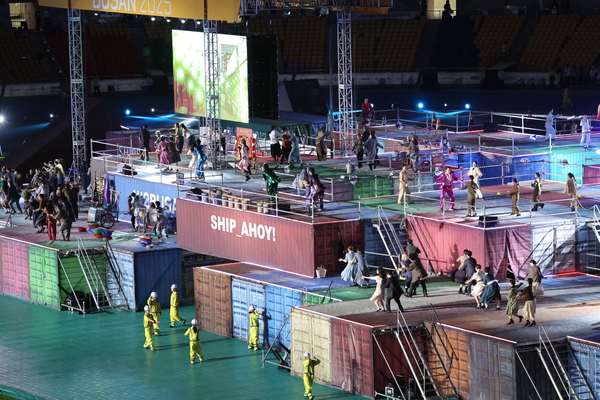 17일 오후 부산 연제구 부산아시아드주경기장에서 열린 ‘제106회 전국체육대회’ 개회식에서 식전 공연이 펼쳐지고 있다. 2025.10.17 /연합뉴스