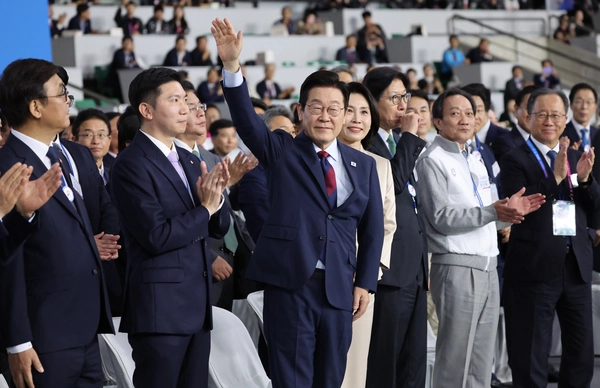 이재명 대통령과 김혜경 여사가 17일 부산아시아드주경기장에서 열린 전국체전 개막식에 입장하고 있다. 2025.10.17 /연합뉴스