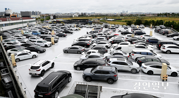 5% 가량의 수원 중고차 상사가 소화하는 중고차 거래 물량은 전국의 20%에 달하고, 상사당 일하는 종사자의 수 역시 전국 평균보다 많다. 사진은 지난 14일 수원시 권선구 평동의 한 중고차 매매단지의 모습. 2025.10.14 /최은성기자 ces7198@kyeongin.com