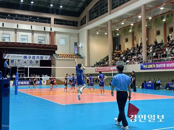 22일 제106회 전국체전 배구 남대부 결승에서 인하대가 홍익대와 결승 경기를 치르고 있다. 2025.10.22/백효은기자100@kyeongin.com