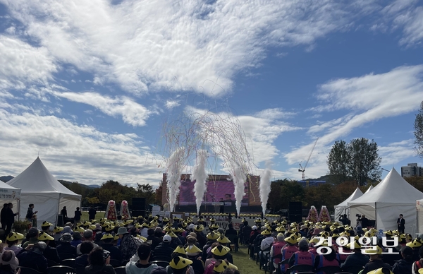 22일 가평군 자라섬 서도 잔디광장에서 열린 ‘제32회 가평군 농업인 한마당 큰 잔치’에서 백승남 농업인단체협의회장이 개회선언을 하고 있다. 이날 우수농업인 시상식에서는 이성우(설악면)씨가 최우수상의 영예를 안았고 우수농산 품평회에서는 쌀(참드림) 부문에서 남영우(설악면)씨, 포도(캠벨얼리)부문에서 김종순(조종면)씨, 사과(후지) 부문에서 정태호(설악면)씨가 각각 최우수상을 받았다. 2025.10.22 가평/김민수기자 kms@kyeongin.com
