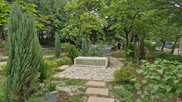 한국은행이 ‘서울국제정원박람회’에 출품한 BOK 의자의 모습. /서울국제정원박람회 제공