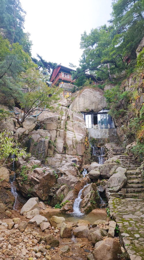 삼각산 비봉 기슭 계곡에 있는 목정굴 위 금선사.  /최철호 소장 제공