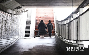 ‘병원비 무서운’ 미등록 이주민… 정부 의료비 지원 예산도 급감