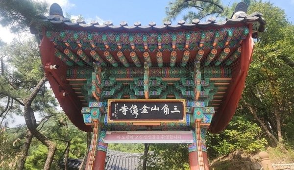 삼각산 비봉 기슭 목정굴 위 금선사 일주문. /최철호 소장 제공