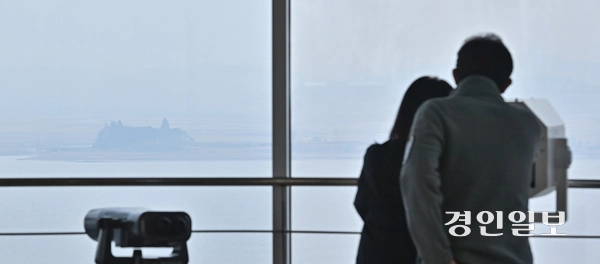 안보와 직결된 접경지인 강화·옹진군은 군사보호지역 규제로 더욱 어려움을 겪었다. 강화군 평화전망대에서 보이는 북녘. /경인일보DB