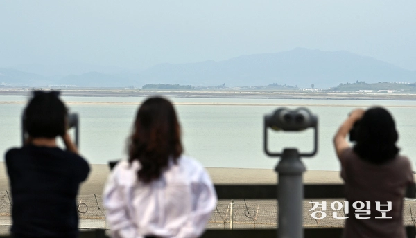 안보와 직결된 접경지인 강화·옹진군은 군사보호지역 규제로 더욱 어려움을 겪었다. 강화군 교동도 망향대를 찾은 시민들. /경인일보DB