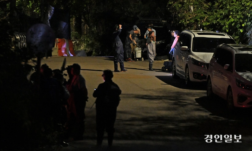 해루질을 하기 위해 영흥도에 모인 사람들이 바닷물이 빠지길 기다리고 있다. /조재현기자 jhc@kyeongin.com