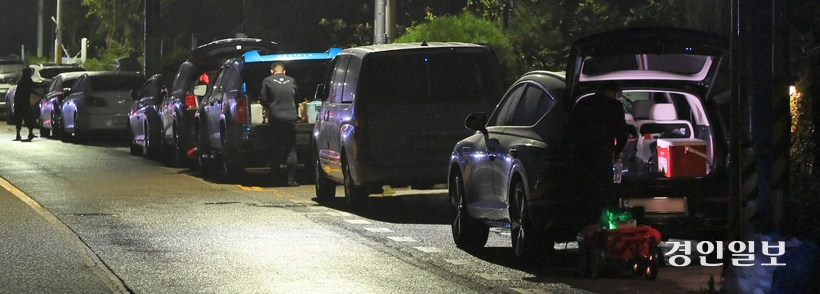 불법주차단속 차량이 한밤중에도 단속을 하고 있지만 해루질 방문객들의 불법주차는 해결될 기미가 보이지 않고 있다. /조재현기자 jhc@kyeongin.com