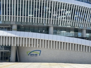 기자가 먼저 가 본 전국 최대 규모 ‘경기도서관’… 지역서점과 콜라보 눈길