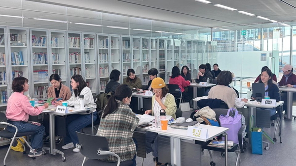 ‘2025 제4회 그림책 더미데이’가 지난 22일 파주 출판도시 내 웅진씽크빅 본사에서 열렸다. 이날 그림책 작가들은 출판사 관계자들과 만나 더미북 발전 방향에 대해 이야기하는 시간을 가졌다. 2025.10.22 /그림책협회 제공