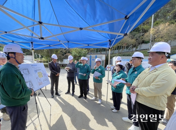 2025년 하반기 주요사업장 현지 확인에 나선 가평군의회 김경수 의장과 의원들이 24일 ‘재활용선별시설 증설’ 현장을 찾아 공사 관계자로부터 공사 진행과정 등에 대한 설명을 듣고 있다. 군의회는 지난 23일부터 이날까지 이틀간 농어촌도로(설206호선) 확포장공사, 청평역 도시환경디자인사업, 가평썰매장, 조종시장 고객지원센터 조성, 영상미디어센터, 용소폭포 친수공간 조성 사업 등 총 8개소의 사업장을 둘러보고 현지 확인결과 보고서를 작성할 계획이다.  2025.10.24 가평/김민수기자 kms@kyeongin.com