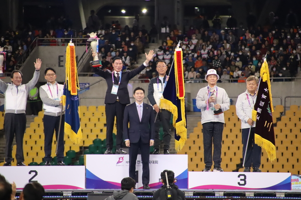23일 오후 부산 아시아드주경기장에서 열린 제106회 전국체육대회 폐회식에서 종합우승 4연패를 달성한 경기도 선수단이 시상대에서 종합우승컵과 우승기를 들고 기념촬영을 하고 있다. /경기도체육회 제공